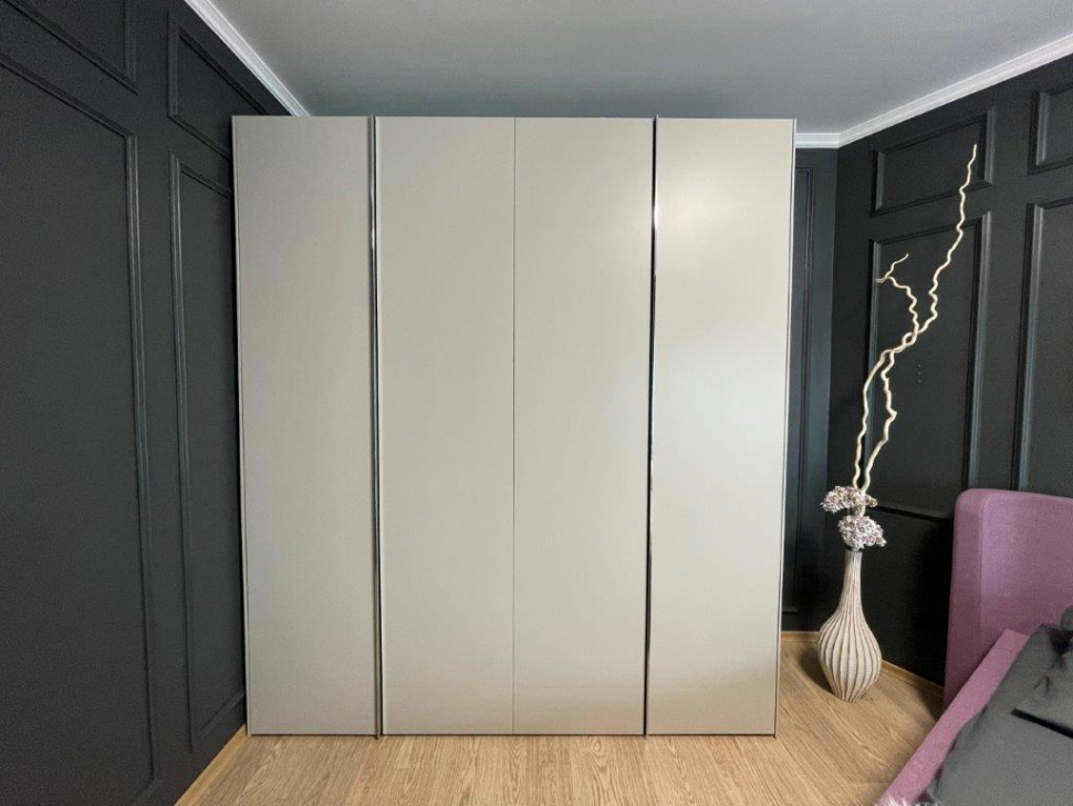 Hulsta Gentis шкаф 202 см, складные двери, шелково-серый матовый лак
